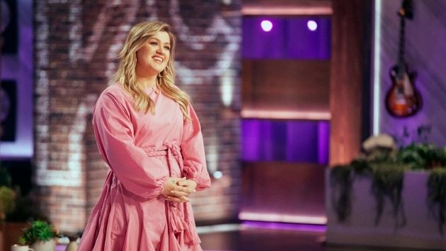 Kelly Clarkson tells TV audience she “definitely didn’t see” her divorce coming